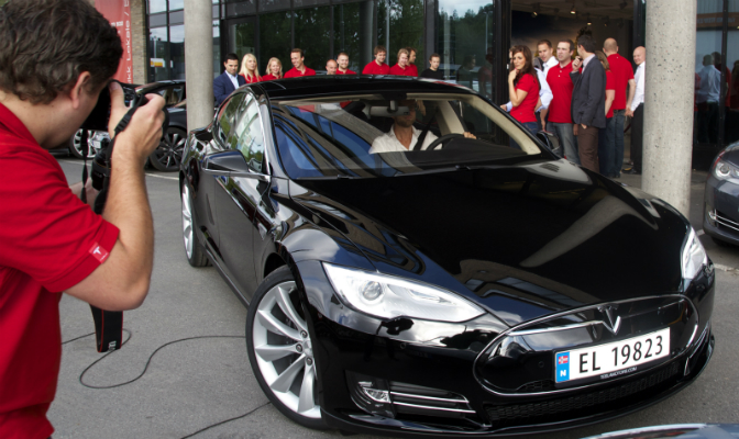 Bil nummer to ut av Teslas showroom tilhører Nikolai Astrup.