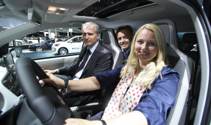 VW-informasjonssjef Anita Svanes, administrerende direktør Terje Male og miljøbilansvarlig Kenneth Rombo Oddaker på plass i lille e-Up!