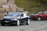 Model S frakjørt av LEAF i oktober