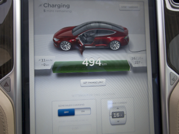 Berøringsskjermen i Model S og ladestatus