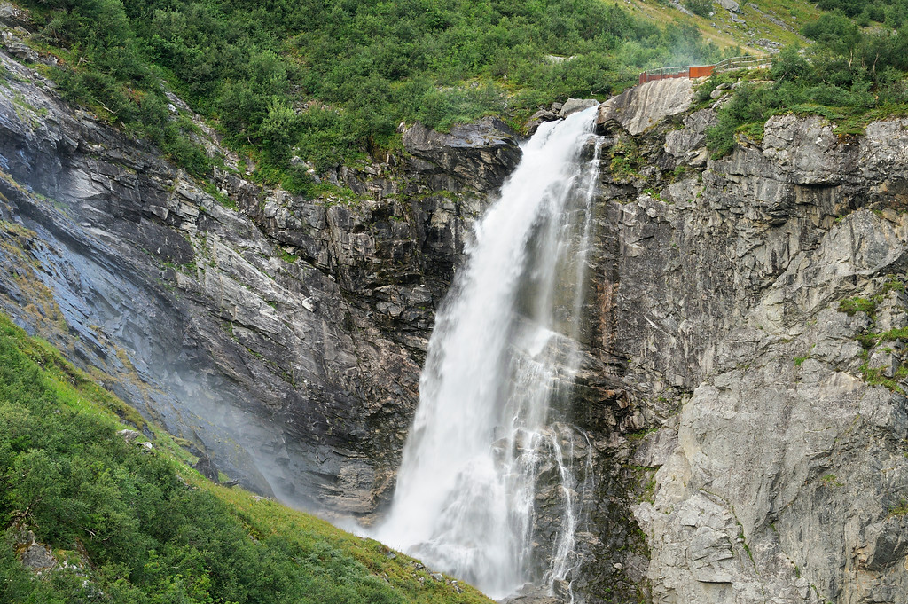 Bildet viser Videfossen ved Nasjonal turistveg Gamle Strynefjellsvegen.
