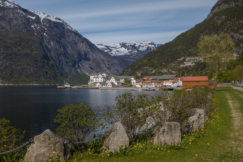 Eidfjord innerst i Hardangerfjorden. Her er vestre ytterpunkt på Nasjonal turistveg Hardangervidda.