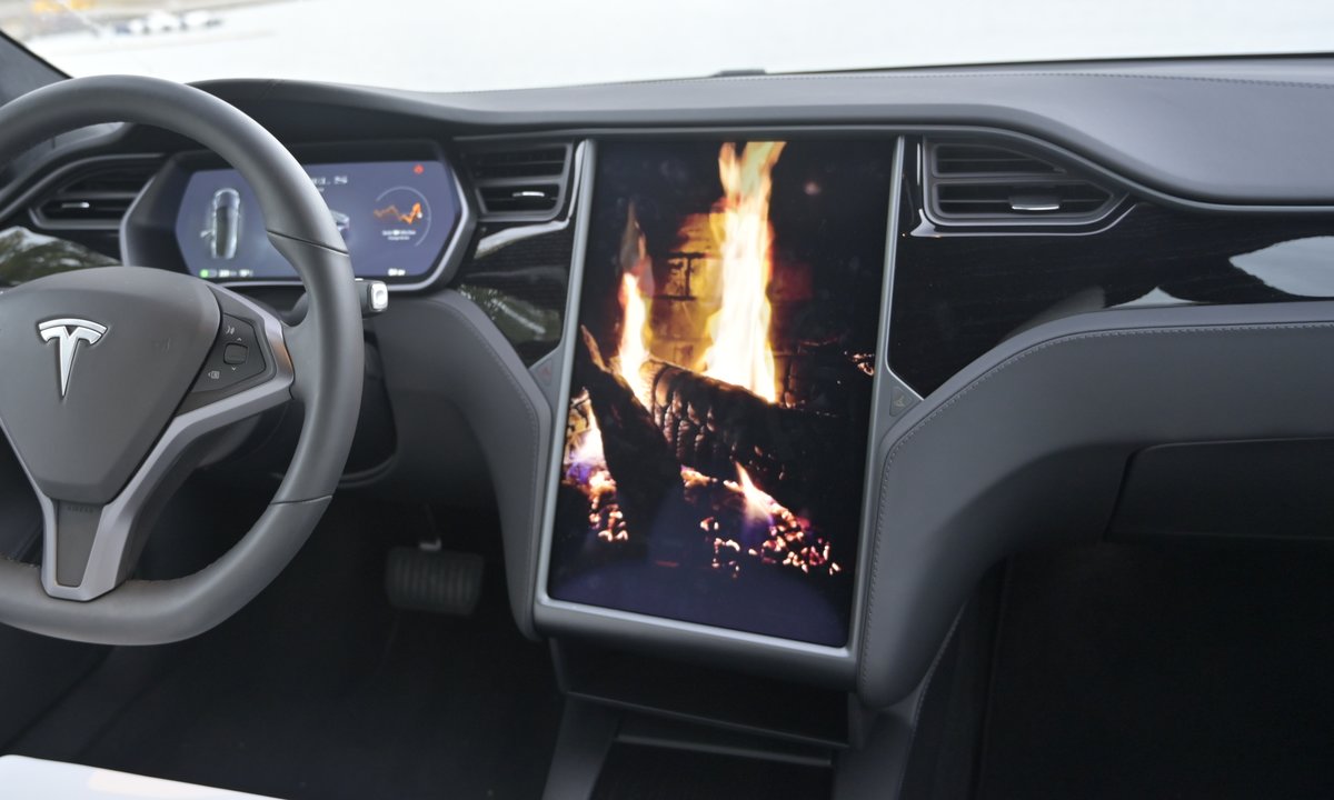 Tesla tilbakekaller biler med skjermtrøbbel - Norsk elbilforening