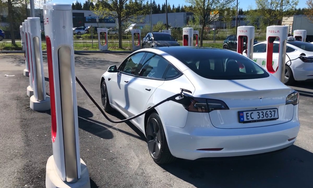 Nå åpner Tesla superladere for alle - Norsk elbilforening