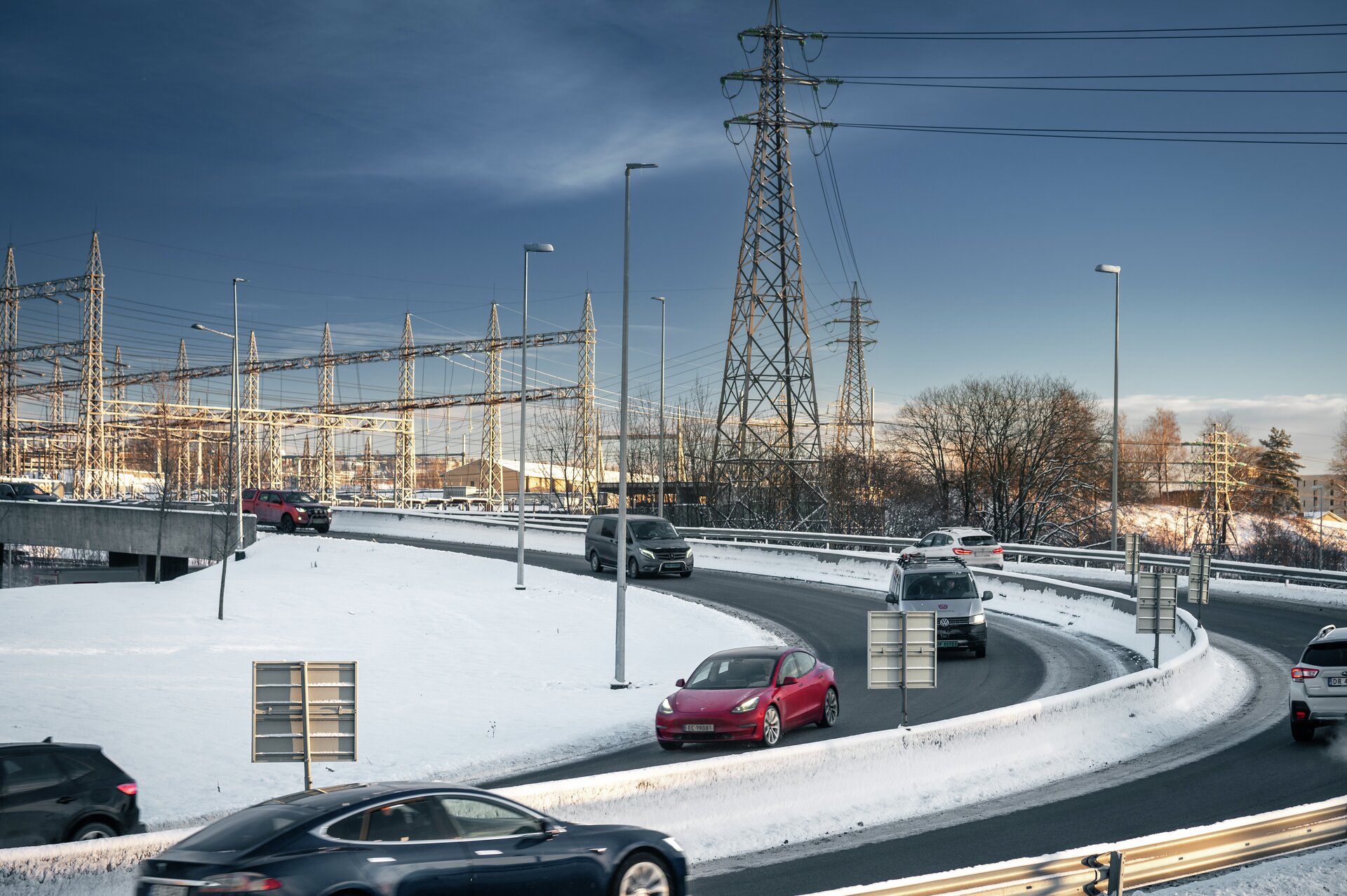 2022 79 3 Percent Of All New Cars Sold In Norway Were Fully Electric   Illustrasjonsfoto Strom Kraftlinjer Hoyspentmaster 