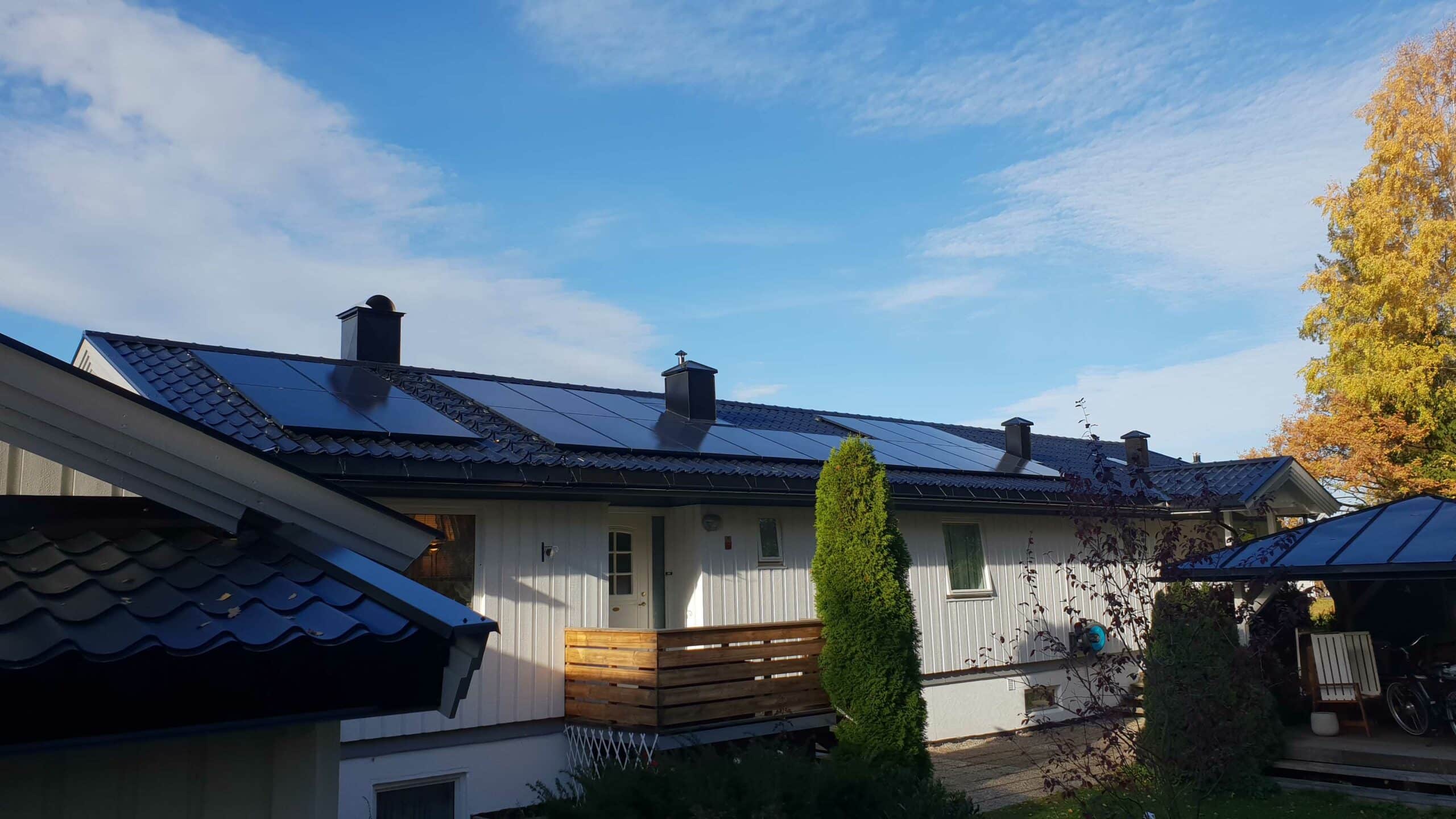 Bilde av hus med solceller på taket.