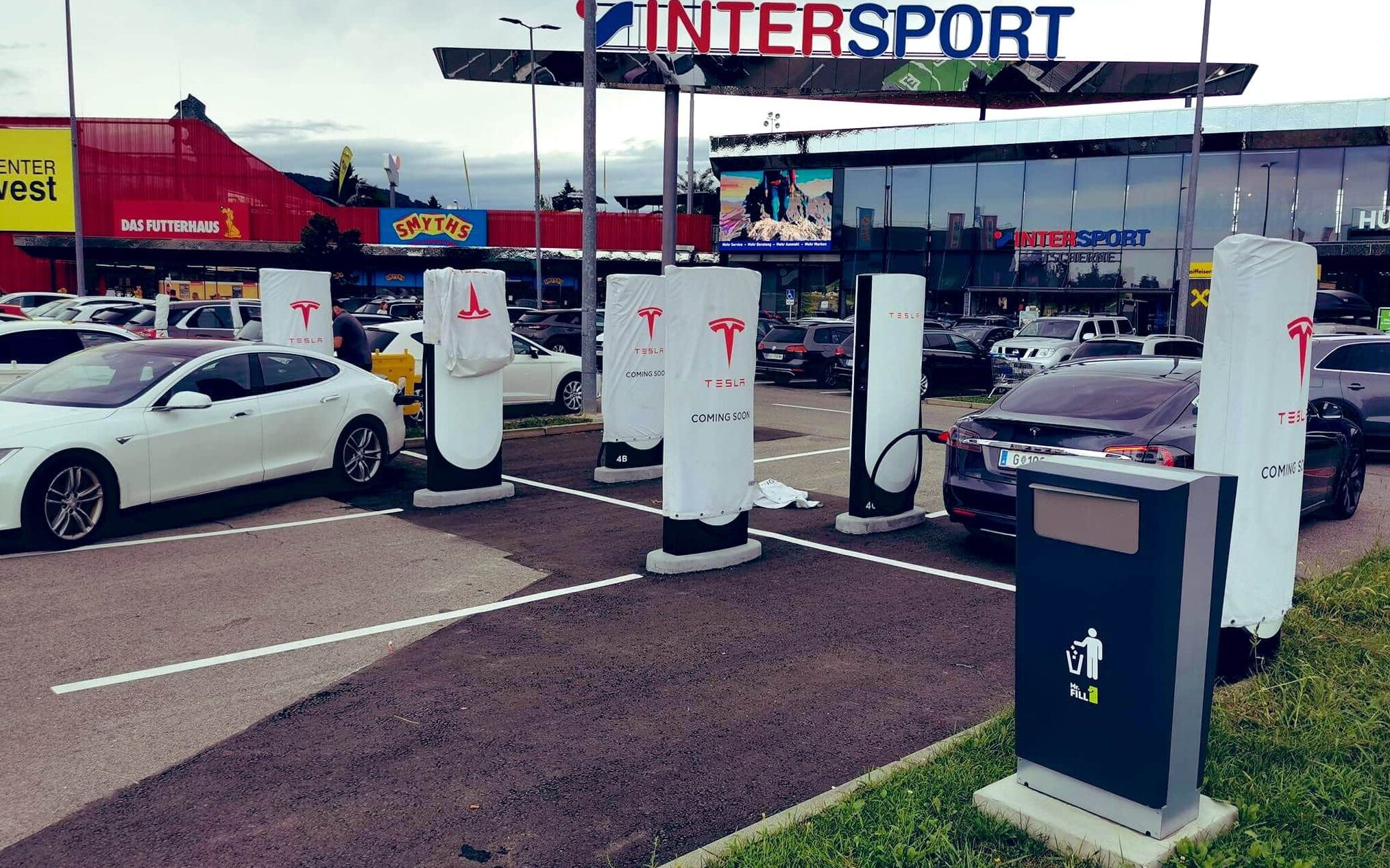 Teslas nye ladestasjoner har kortleser - Norsk elbilforening