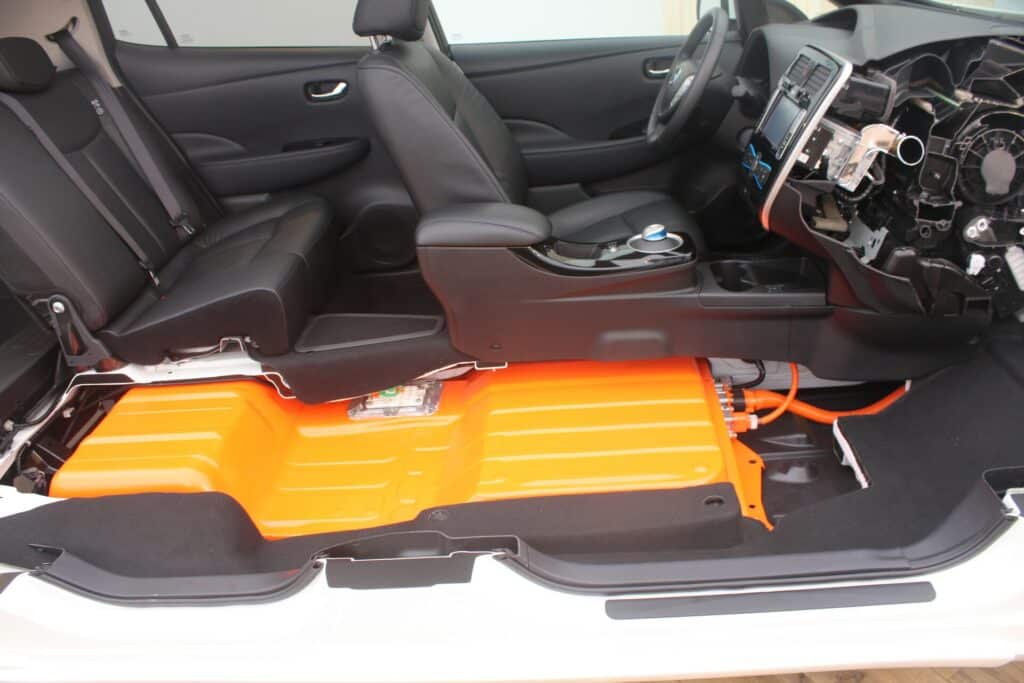 Tversnitt av en Nissan Leaf som visesr batterietpakken.