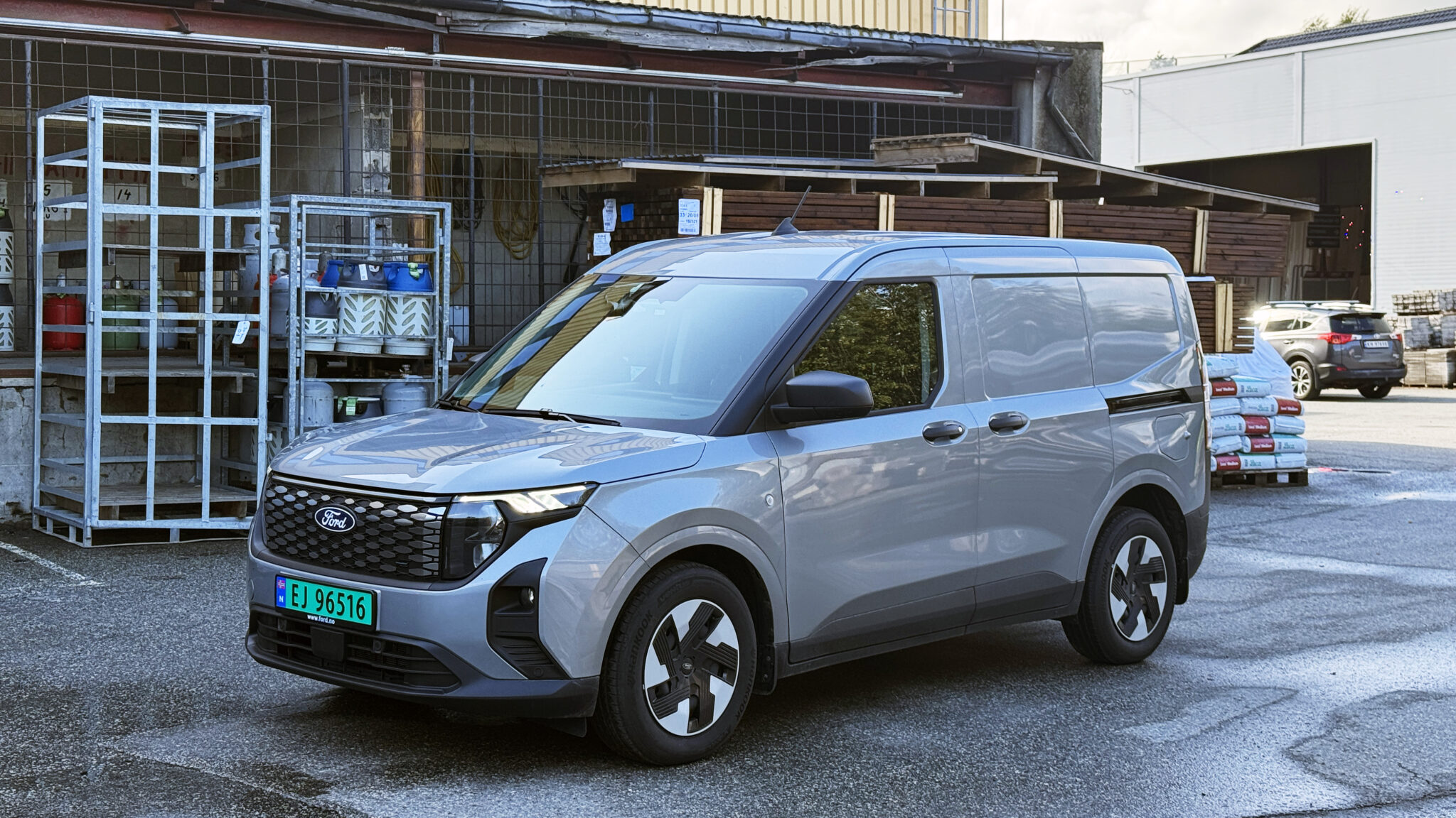 Test av Ford E-Transit Courier: Større og bedre? - Norsk elbilforening
